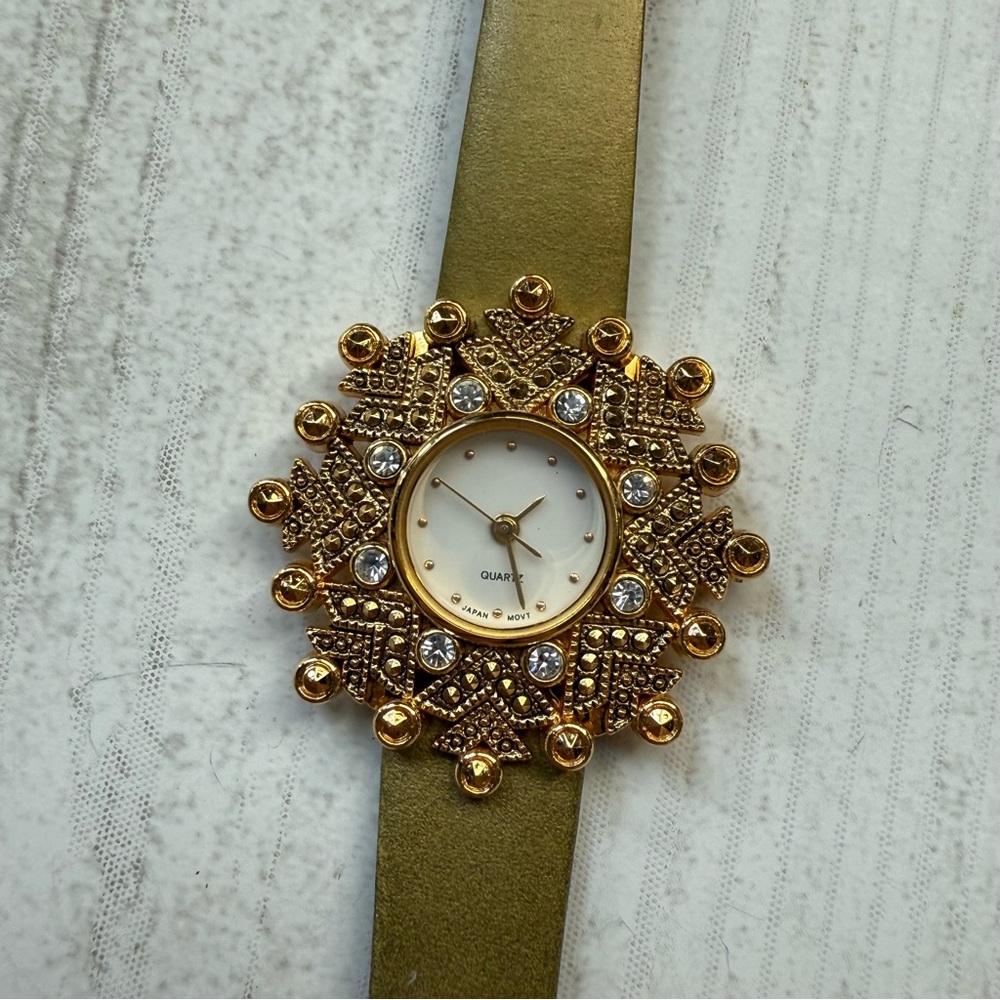 Avon snow burst womens gold tone quartz watch Vintage costume